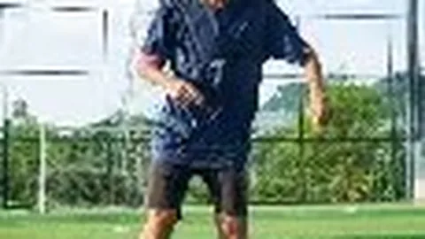 荣耀瞬间！三面五星红旗同升云端。