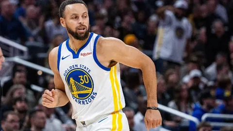 “29日赛事盘点：库里回归助力勇士赛季全胜，鹈鹕遭横扫；杜兰特布克状态低迷，森林狼惨负”